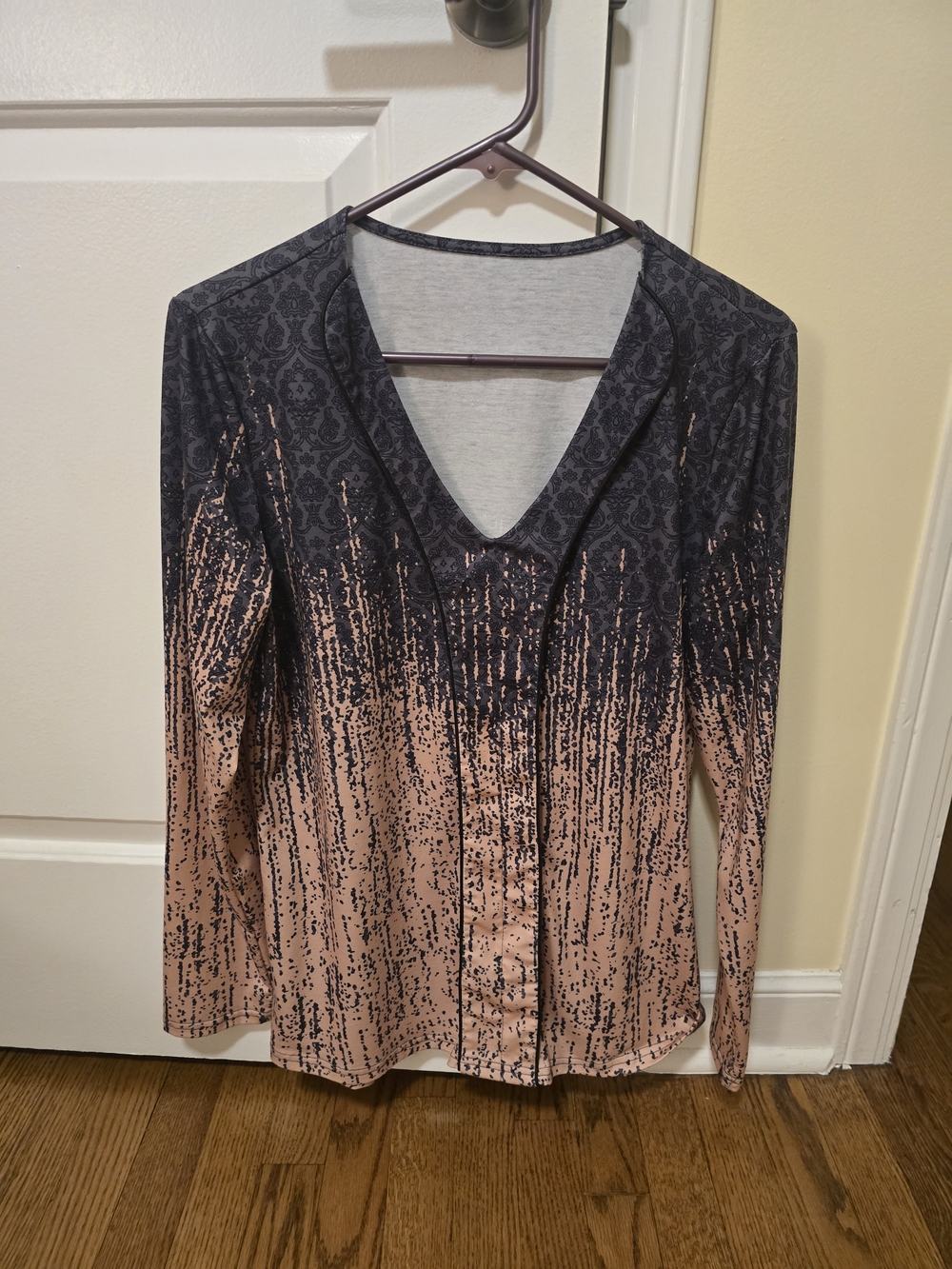 Long Sleeve V-Neck Printed Ombre Top - Black & Pink